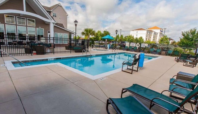 2 Bedroom Suite w/Kitchen + Free Parking & Pool