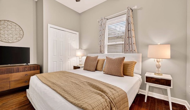 Row Home in Victorian District w/Parking + Pet-friendly by Lucky Savannah