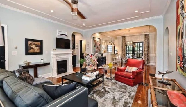 Spacious 6BR Family Retreat | Parking | Near Uptown & Medical Centers
