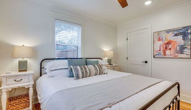 Dtwn Retreat w/Game Room! Walk to Hampton Park
