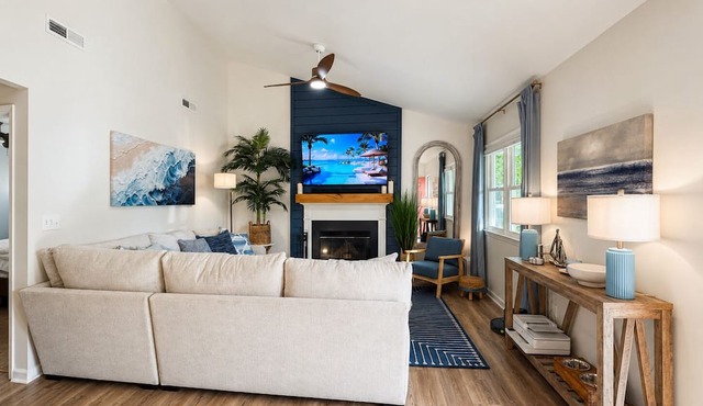 NEW LISTING: Renovated Coastal Home/ Fire Pit/ UNCW & Beaches in Wilmington