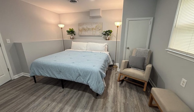 Cozy & Chic Burlington Retreat: King Bed and Newly Renovated Comfort