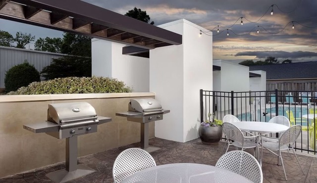 King Bed Studio: Kitchenette, Gym & Free Breakfast | 3 mi to Charleston Airport