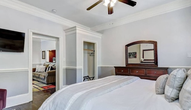 Historic Savannah Condo, Sleeps 6, Pool, Dogs Ok