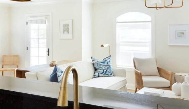 May River Breeze! 3-story townhouse in Old Town's Promenade