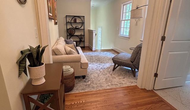 Spacious Executive Home-5 min to Uptown-Children’s Amenities-Huge Outdoor Space!