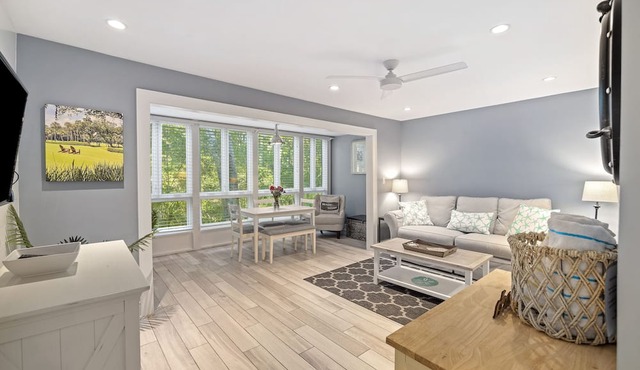 Contemporary Seascape Villa, Popular Kiawah West Beach, 1BR, Steps to Beach!