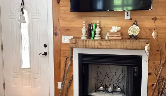 Cute cottage in Pawleys with 2 queen beds and 2 full baths that allow pets!