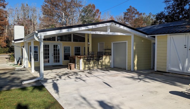DOCKTAILS CABANA! Lake Front! HUGE outdoor space!