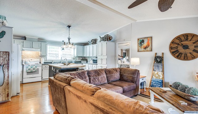 Lakefront Hodges Home w/Dock ~ 6 Mi to Downtown!