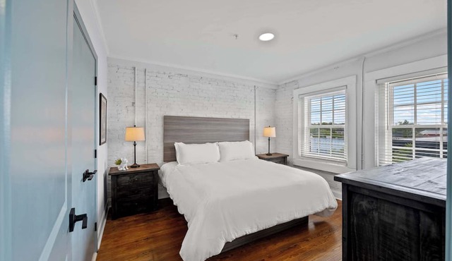Discover Conway Trendy Downtown Loft