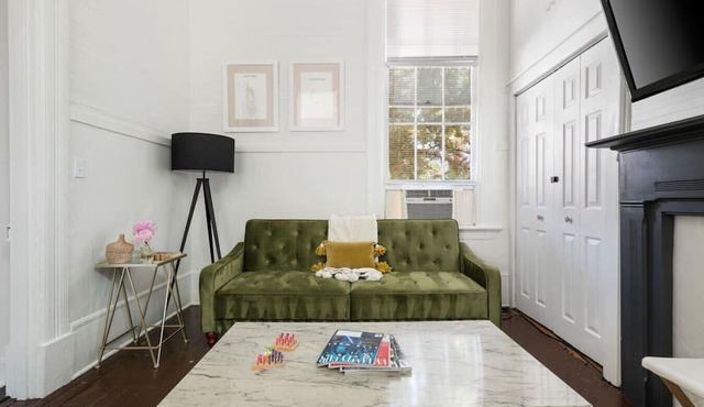 Walk Everywhere Downtown - 1bed/1bath Charleston Retreat - Dining & Nightlife