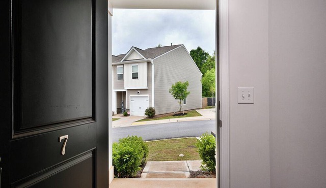 Spacious 3BR Condo Near Downtown Greenville, I-85, Shopping, Dining, and More! in Greenville