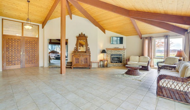 Great for Groups! Farmhouse in Jordan Lake Area