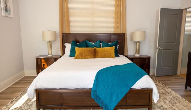 King Bed Condo in Walkable Neighborhood w/Desk & WIFI in Charlotte