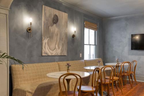 The Nicholas Veranda King Suite- 1 Block to King