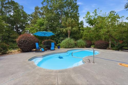 Wooded Oasis Private Pool Hot Tub Pickleball Courts Mini farm Workout room and Pond