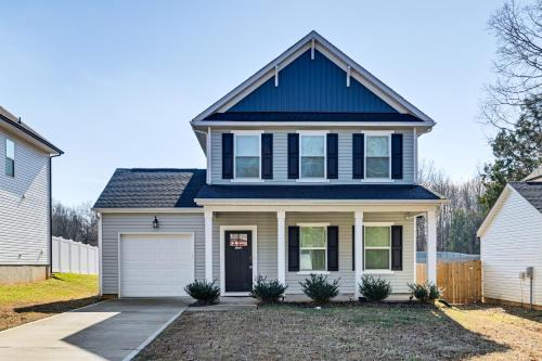 4 Mi to Kings Mountain: Quiet Getaway w/Yard! in Bessemer City
