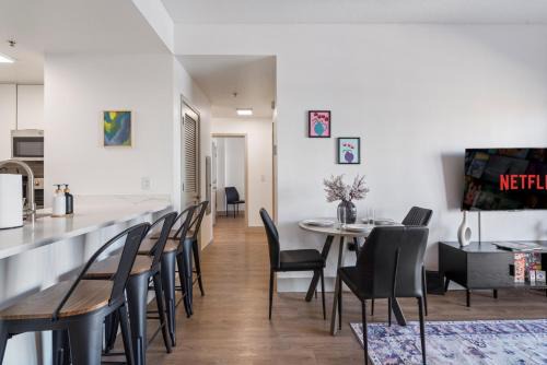 Bright Uptown Bliss - Free Parking, Walkable, Views